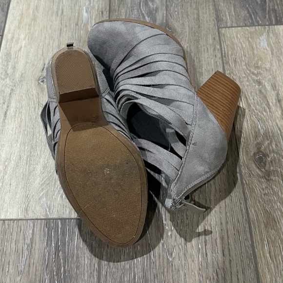 Journey Collection Grey Boots - Picture 3 of 6